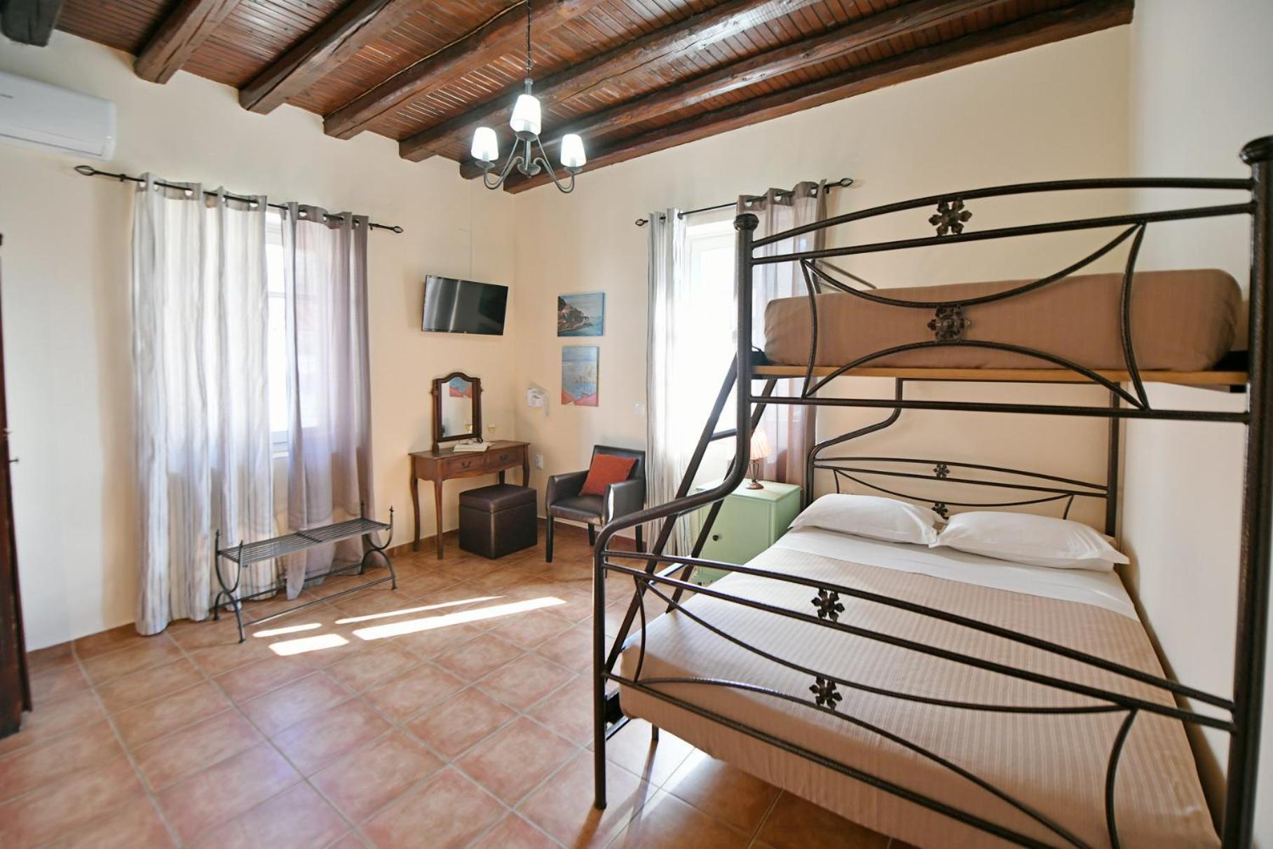 Athina Guesthouse イドラ エクステリア 写真