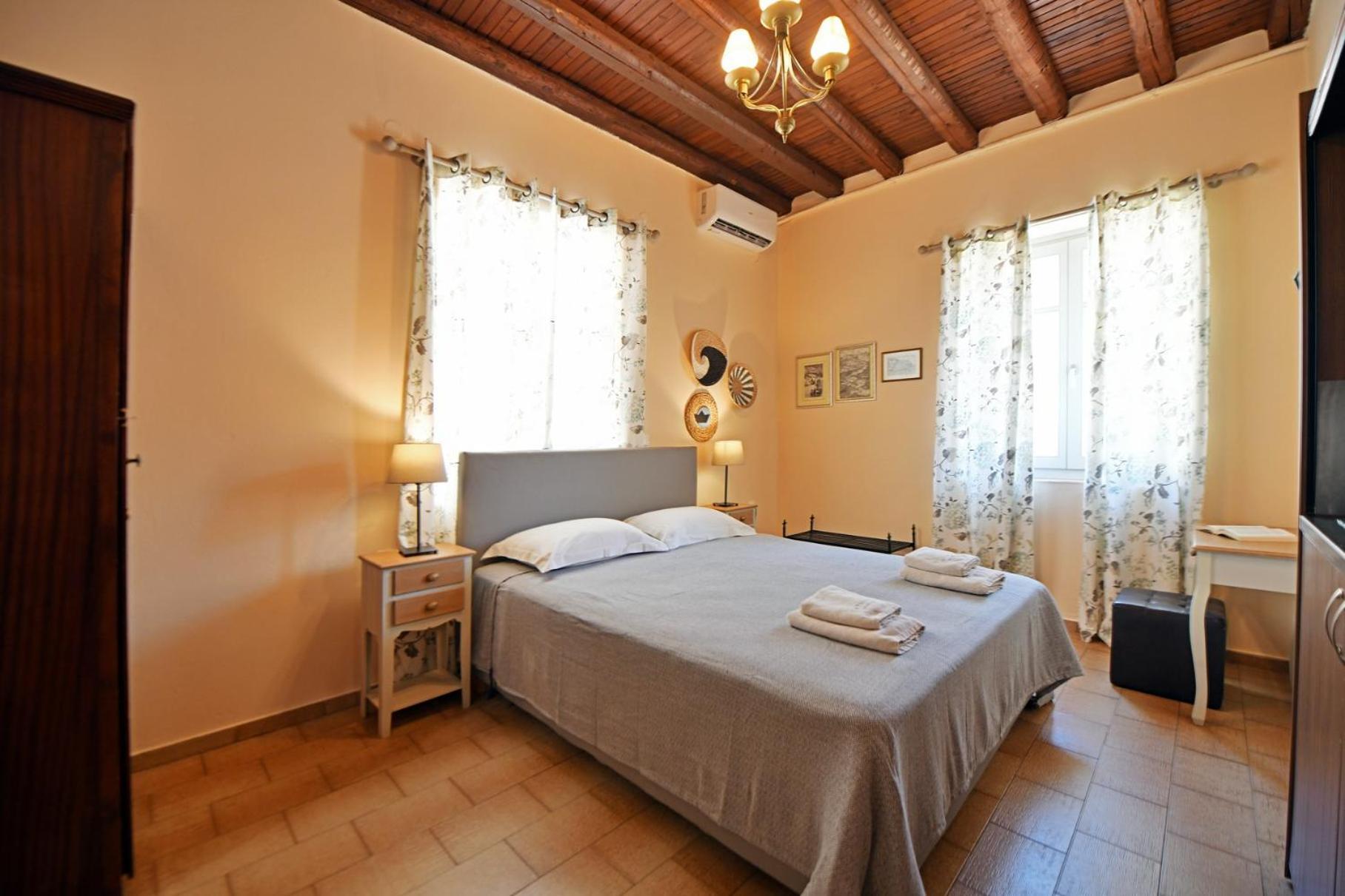 Athina Guesthouse イドラ エクステリア 写真